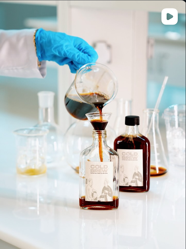 Laboratuvar masasında şişelere doldurulan FEIN cold brew