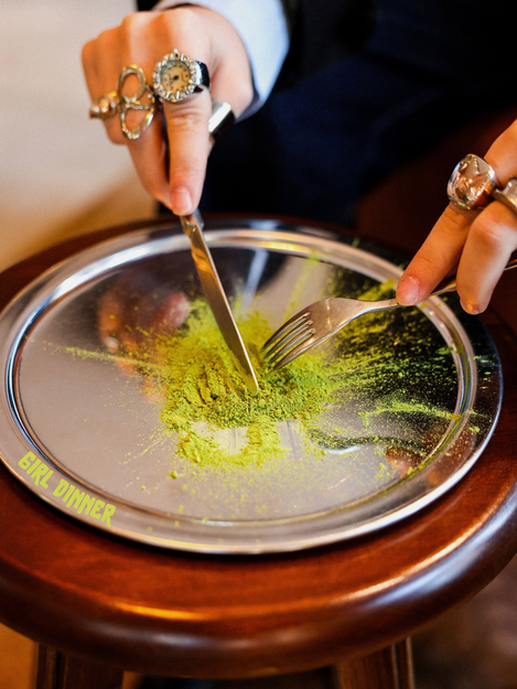Gümüş tabakta matcha tozu, girl dinner